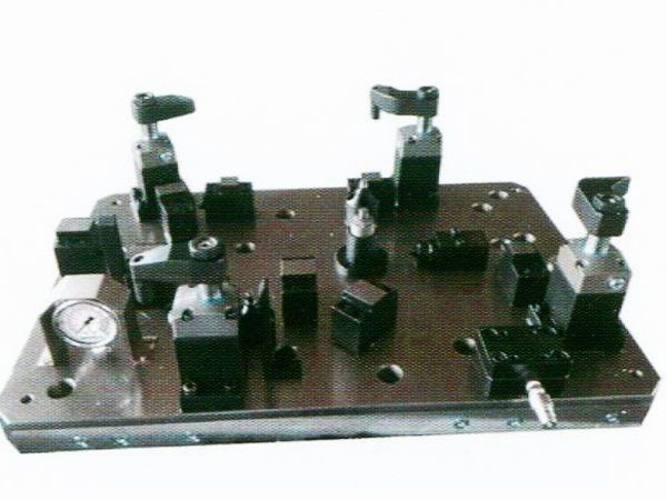 齒(chi)輪(lun)室罩(zhao)蓋液壓裌(jia)具